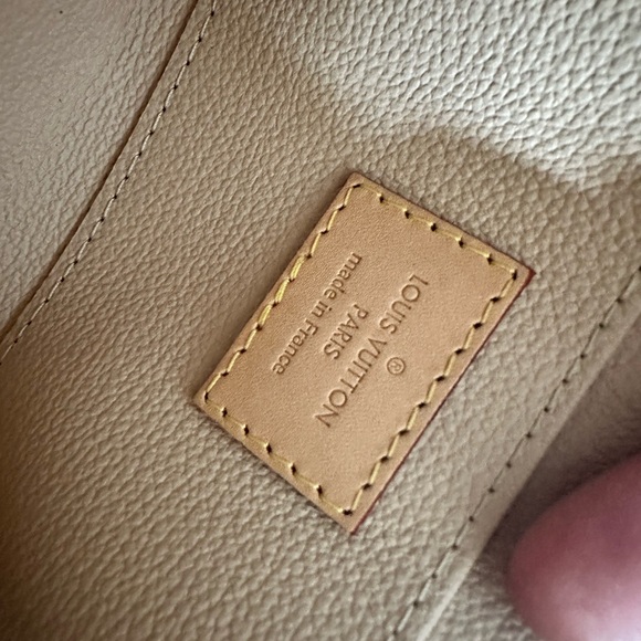 Cosmetic —Louis Vuitton - Picture 6 of 6